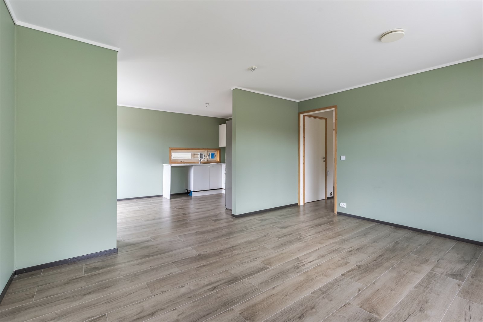 Stuen/kjøkken er i praktisk åpen løsning Galleribilde