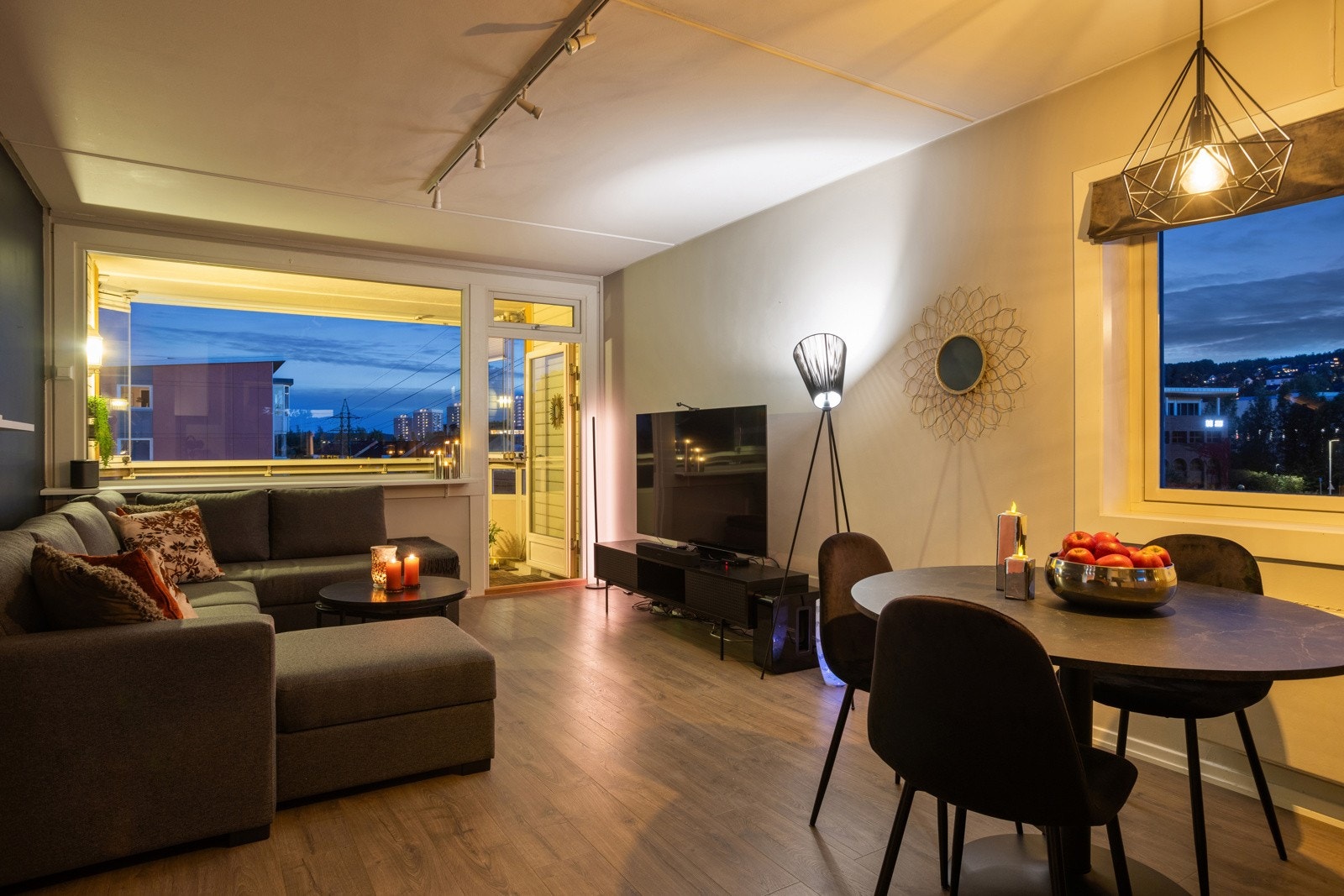 Lys og åpen stue med god plass til sofagruppe i tillegg til spisebord. Galleribilde