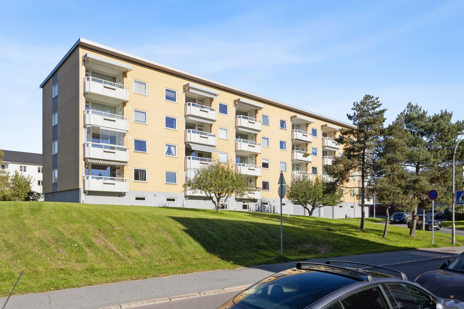 Veldrevet brl som har gjennomført en omfattende rehabilitering med oppussing av fasade, vinduer, tak, bad, rør og inngangspartier. Galleribilde