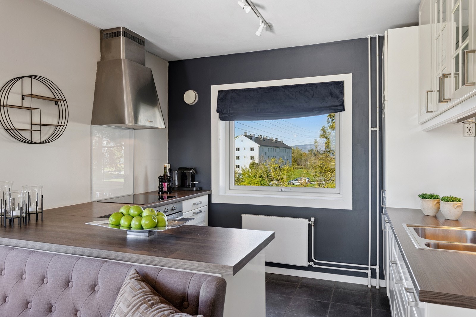 Velholdt kjøkken fra 2012 - et pent og funksjonelt kjøkken. Galleribilde