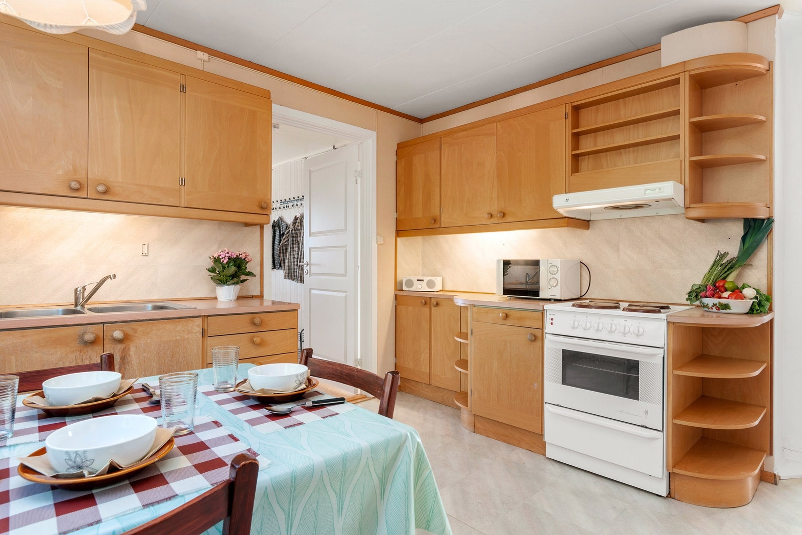 Kjøkkeninnredning fra HTH, som ble montert i 1990 Galleribilde