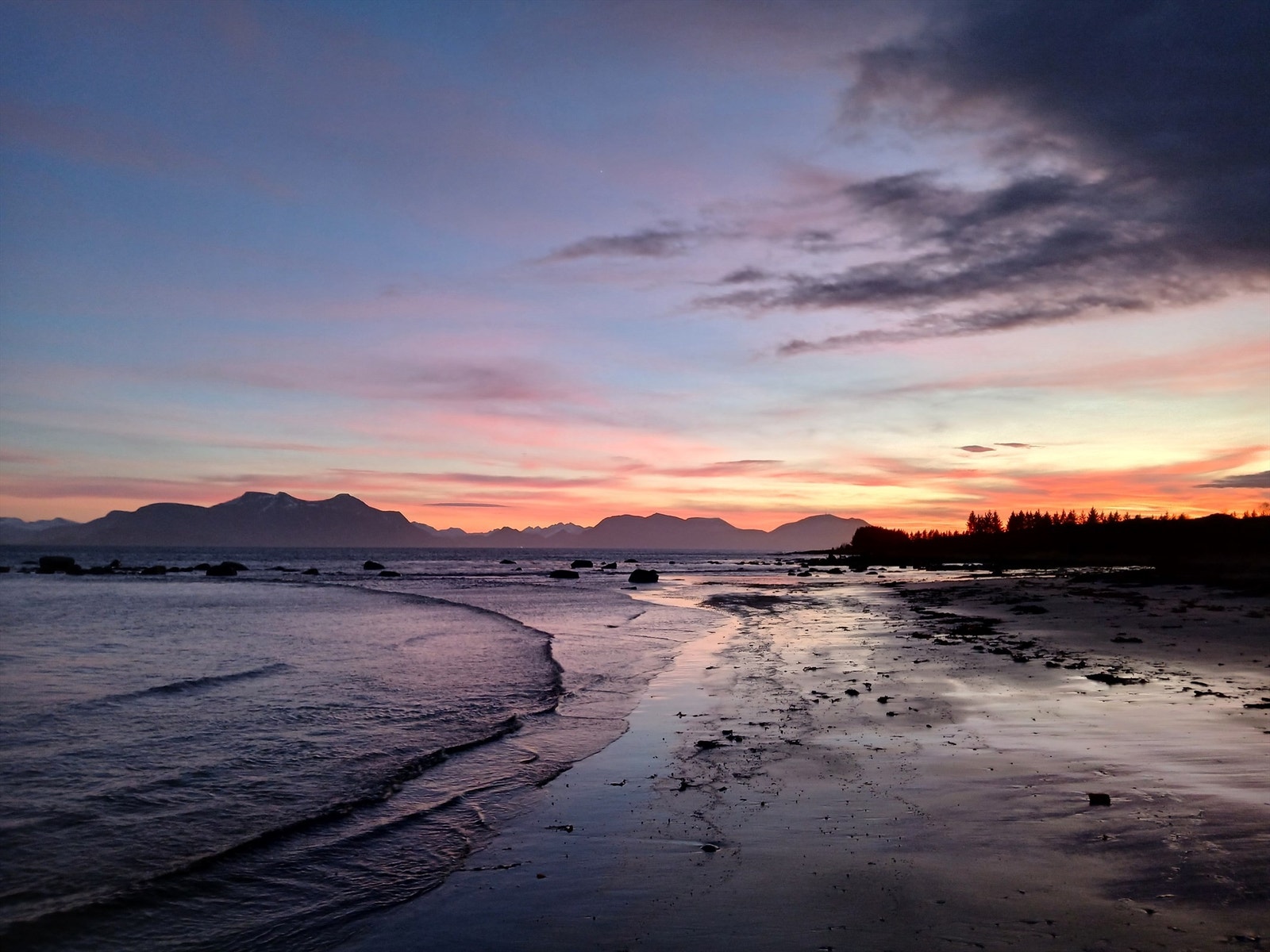Fantastiske Malen på østsida av Harøya byr på en flott sandstrand. Foto: Selger Galleribilde