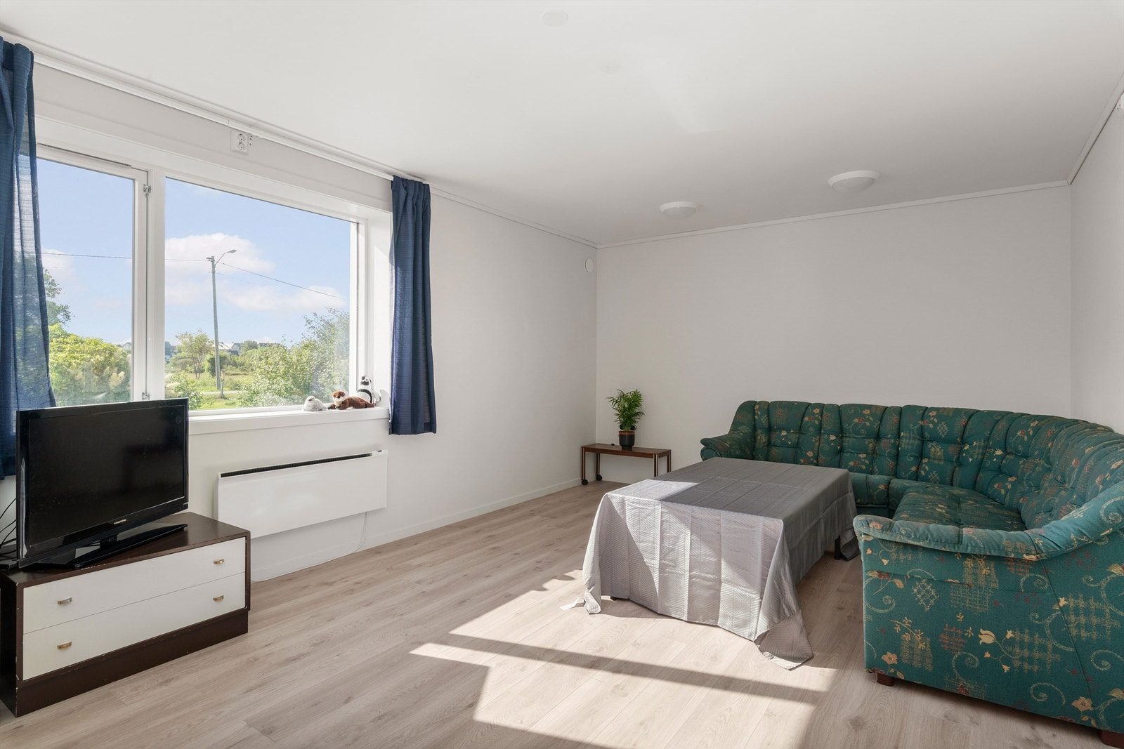 Romslig stue i 1. etasje Galleribilde