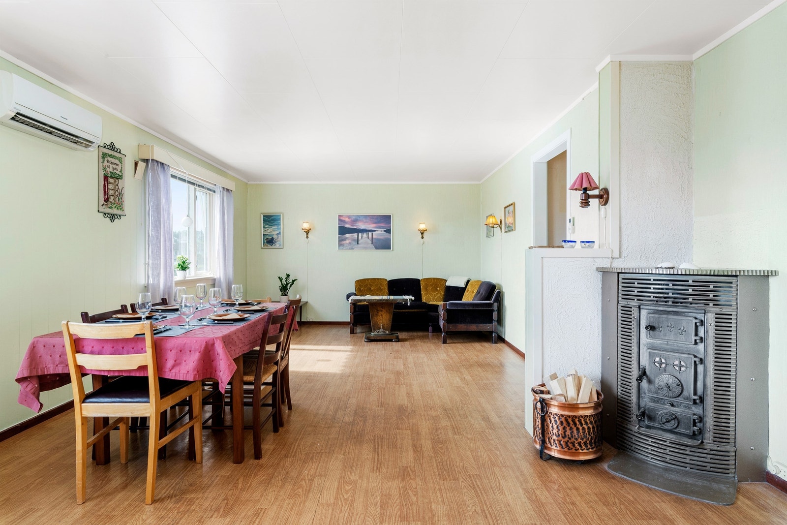 Åpen og lys stue, med en vedovn som varmer godt Galleribilde