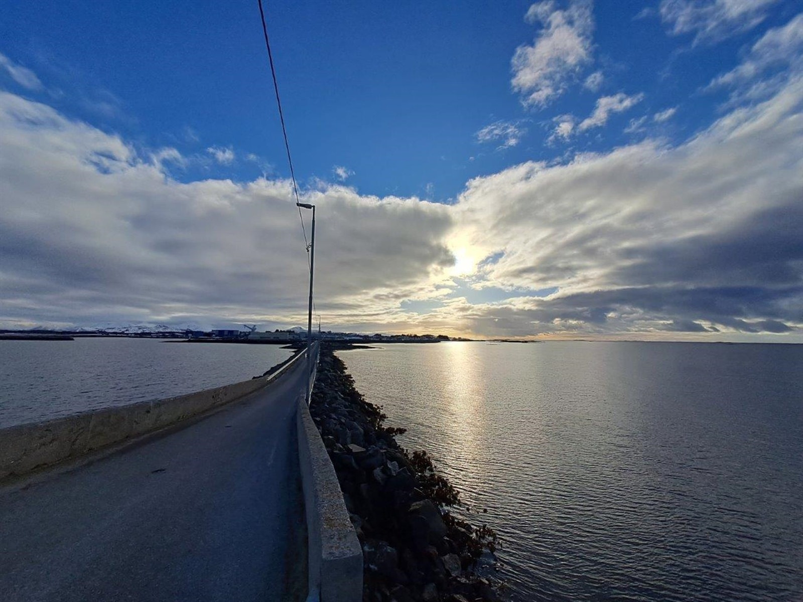 Bro over fra Harøya til Finnøya, hvor man finner badeland og Finnøy Bryggehotell. Foto: Selger Galleribilde