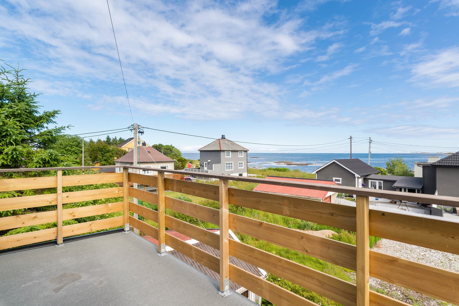 Fra altanen i 3. etasje kan man nyte den flotte utsikten mot havet Galleribilde