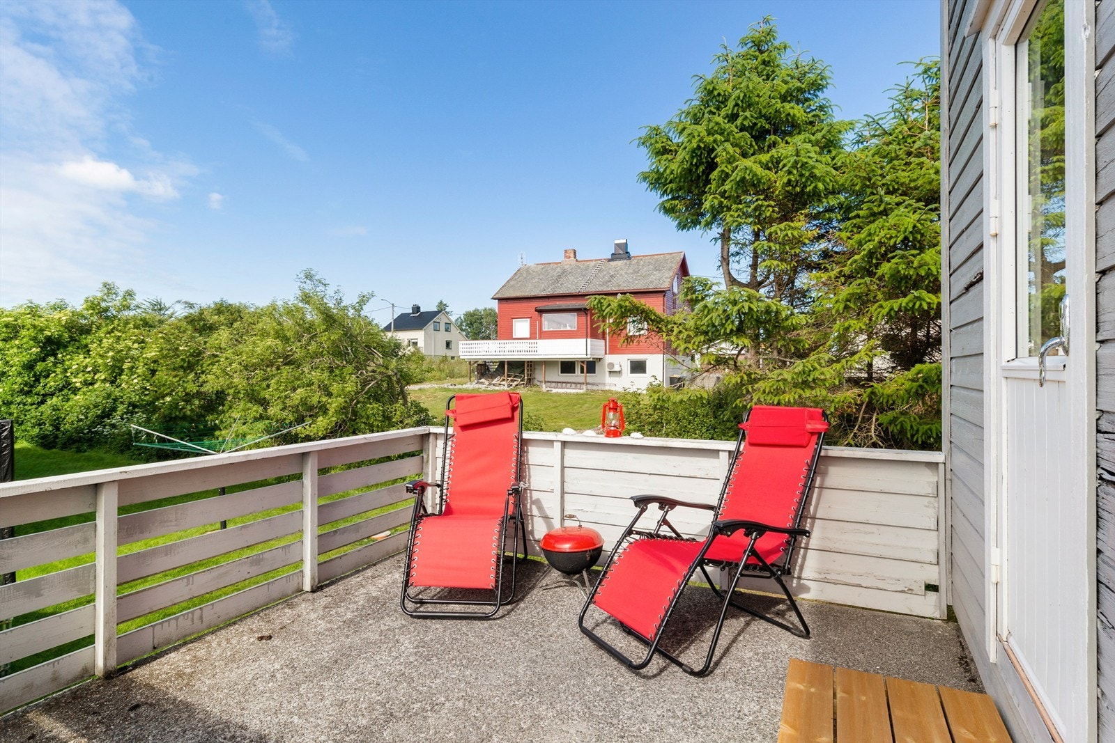 På altanen på vestsiden kan man nyte ettermiddags- og kveldssolen Galleribilde