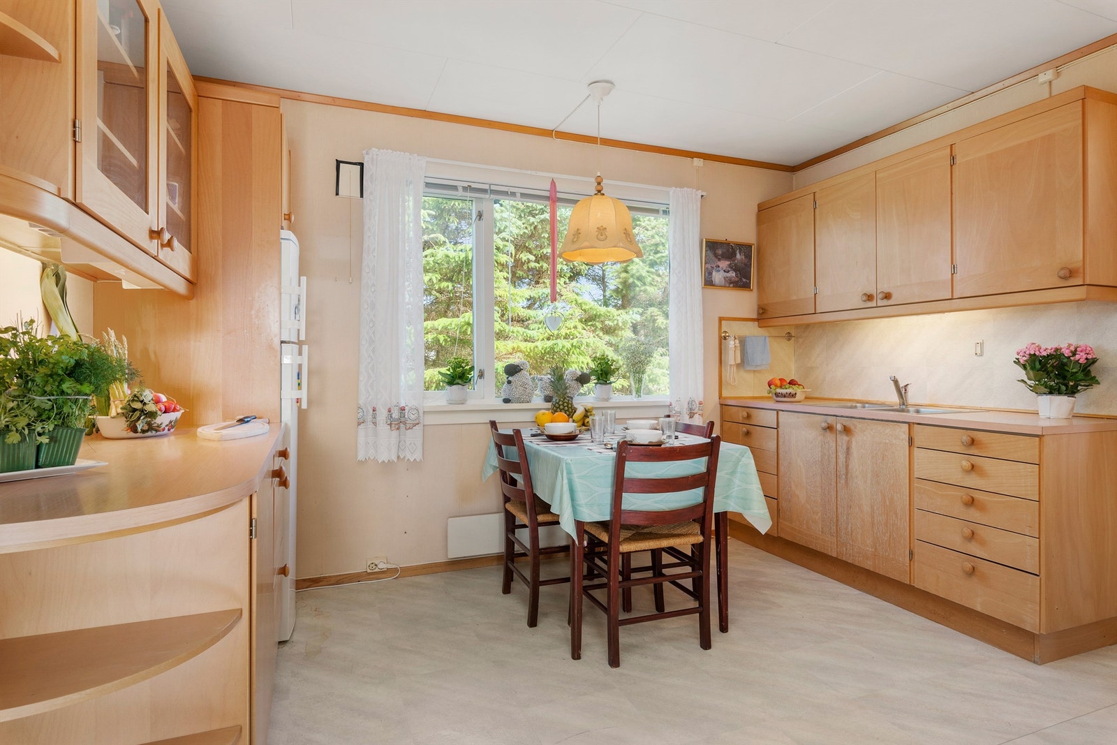 Kjøkkeninnredningen har god benkplass, samt under- og overskap Galleribilde