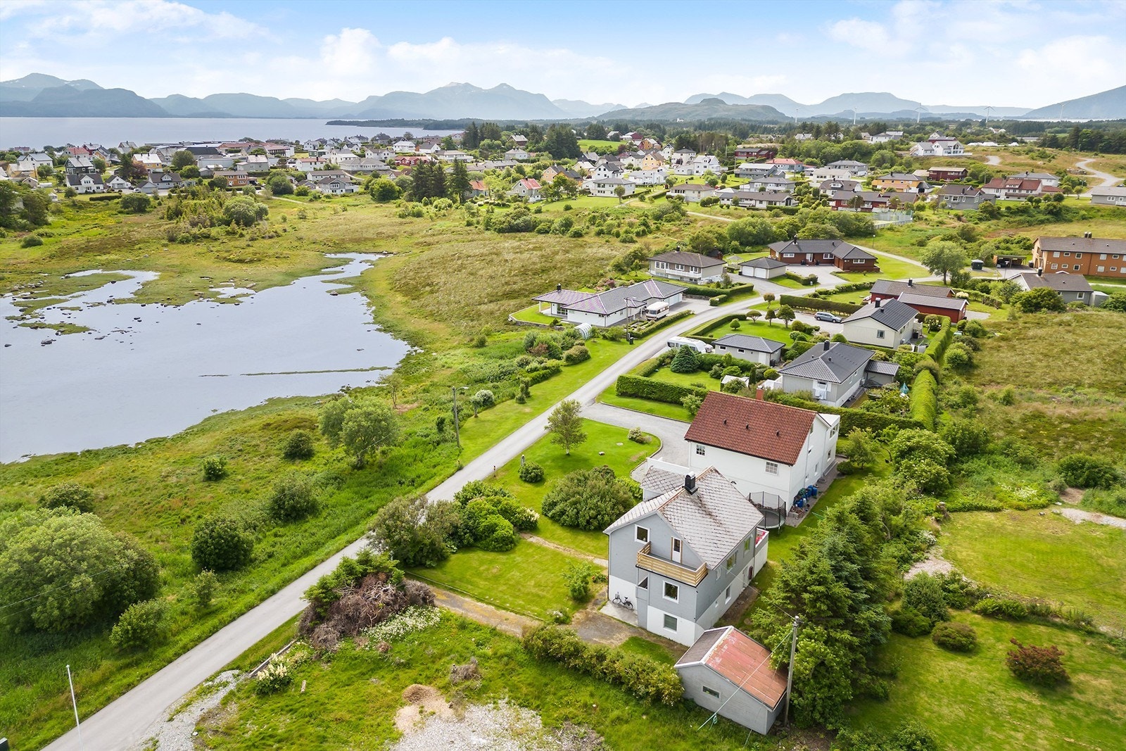 Boligen er omringet av landlige omgivelser Galleribilde