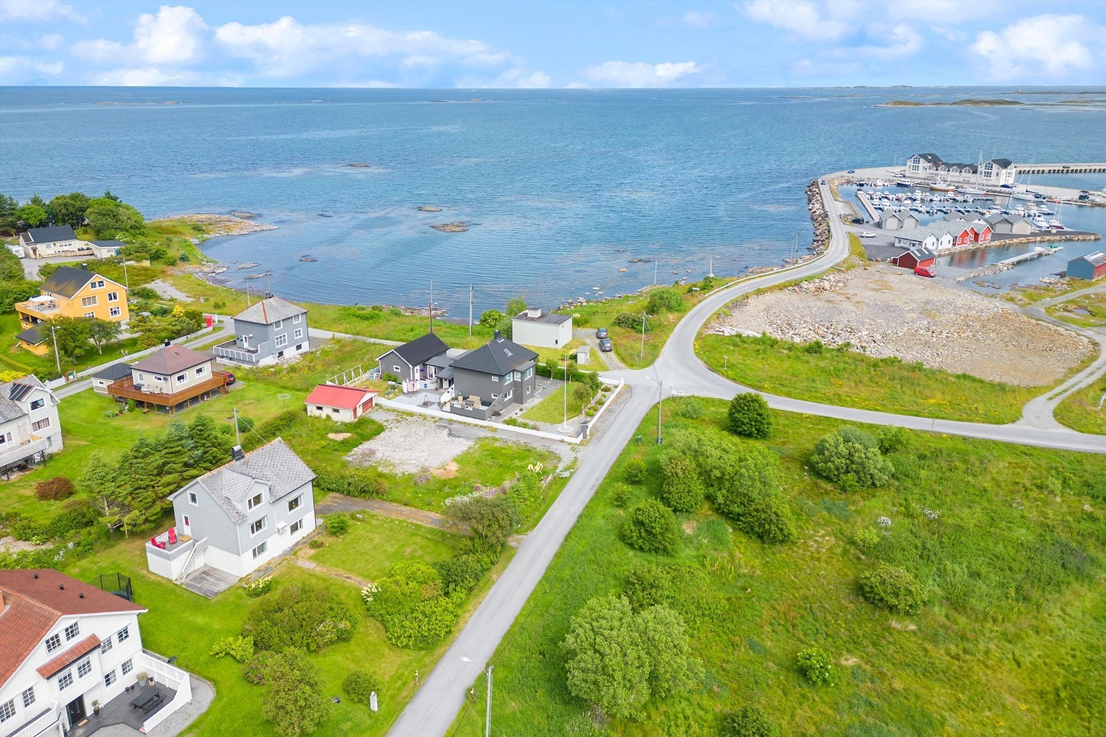 Boligen ligger rett ved en båthavn og havgapet Galleribilde