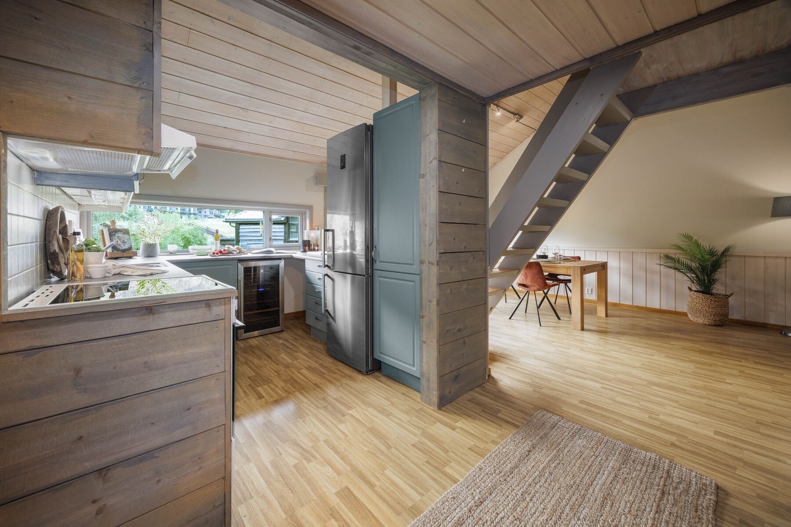 Åpen og praktisk kjøkkenløsning fra ... med rikelig skap- og benkplass. Galleribilde