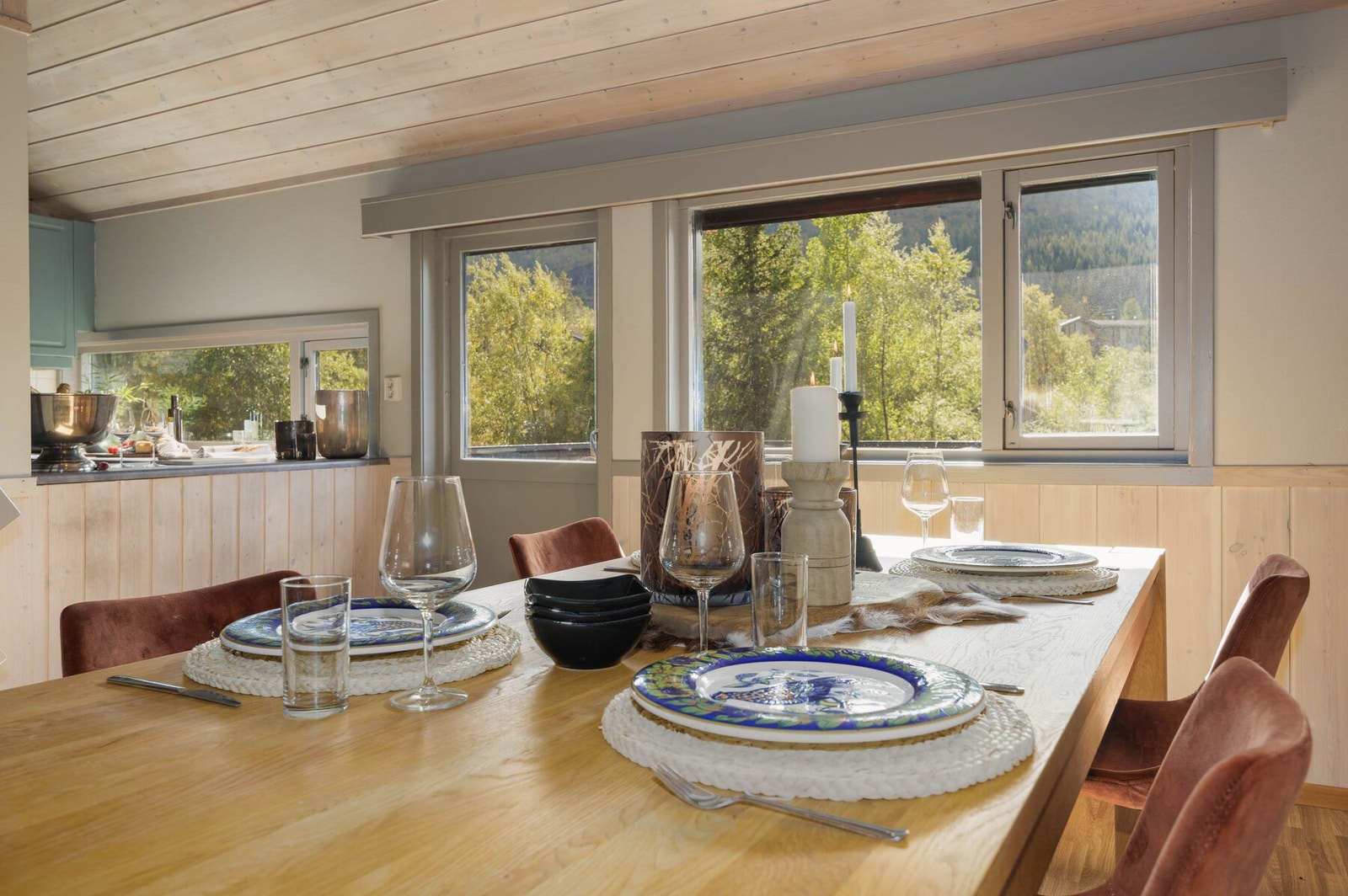 Her kan du skape gode minner i godt selskap, om ikke annet nyte gode måltider. Fra spisestue er det utgang til balkong på ca. 5 kvm. Galleribilde