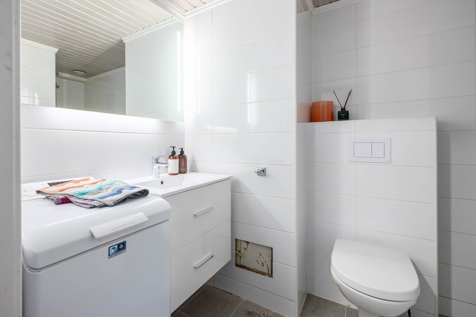 Badet ble rehabilitert i 2017 (opprinnelig badstue). Badet er innredet med moderne servant med heldekkende servantplate, underskap og speil med integrert belysning. Galleribilde