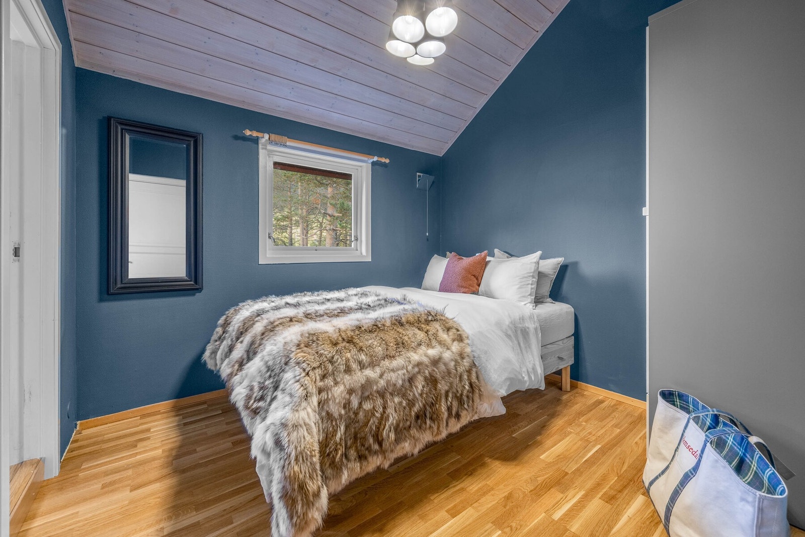 Hovedsoverom er innredet med dobbeltseng og garderobeskap, og har tilgang til eget bad. Galleribilde