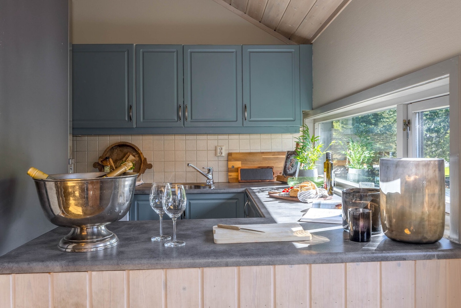 Spisestuen ligger i naturlig tilknytning til kjøkkenet, som skaper funksjonell og sosial atmosfære. Galleribilde