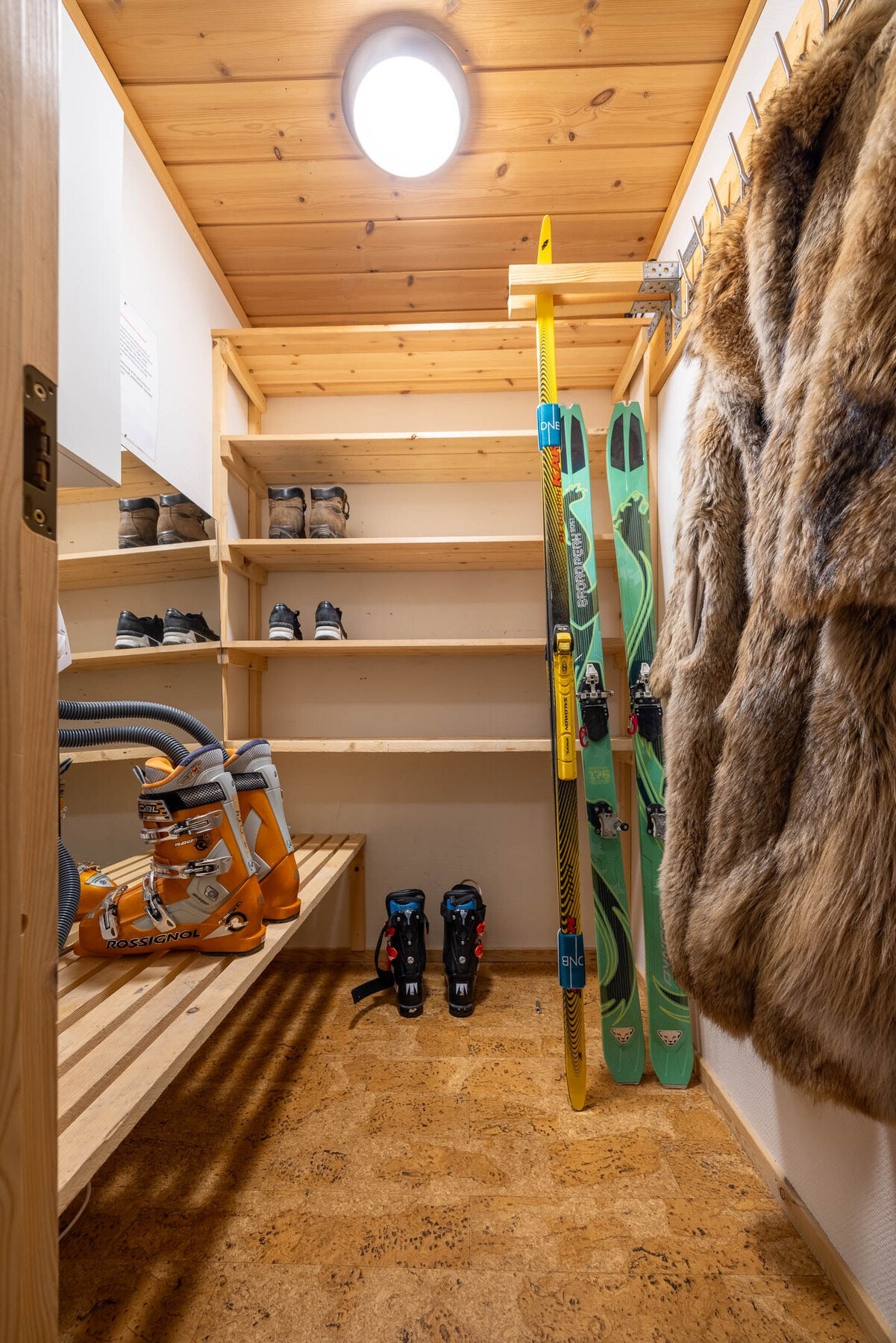 I tilknytning til èntreen er det direkte tilgang til praktisk skibod med gode oppbevaringsmuligheter. Galleribilde