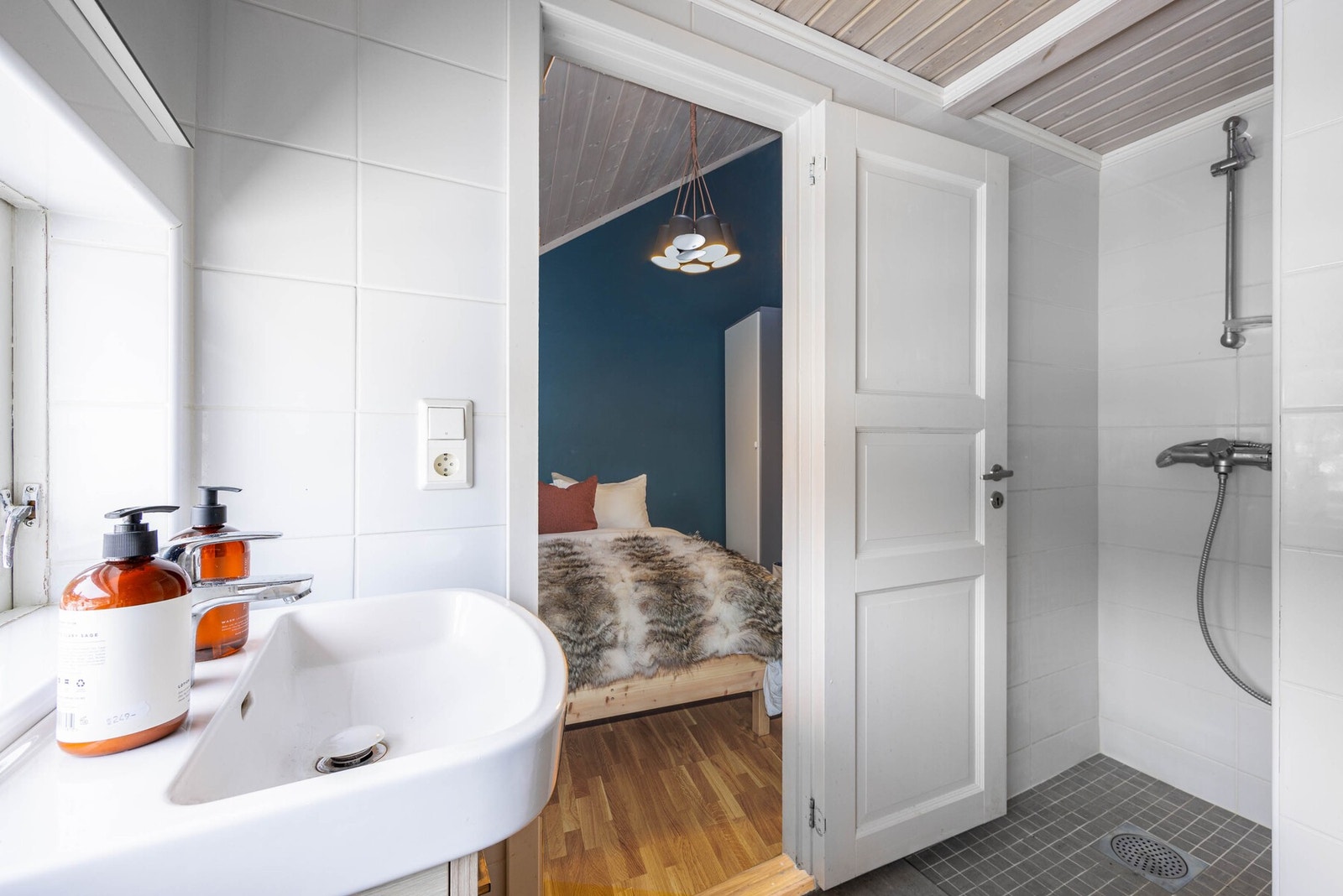 Badet er videre utstyrt med toalett og dusjnisje. Galleribilde