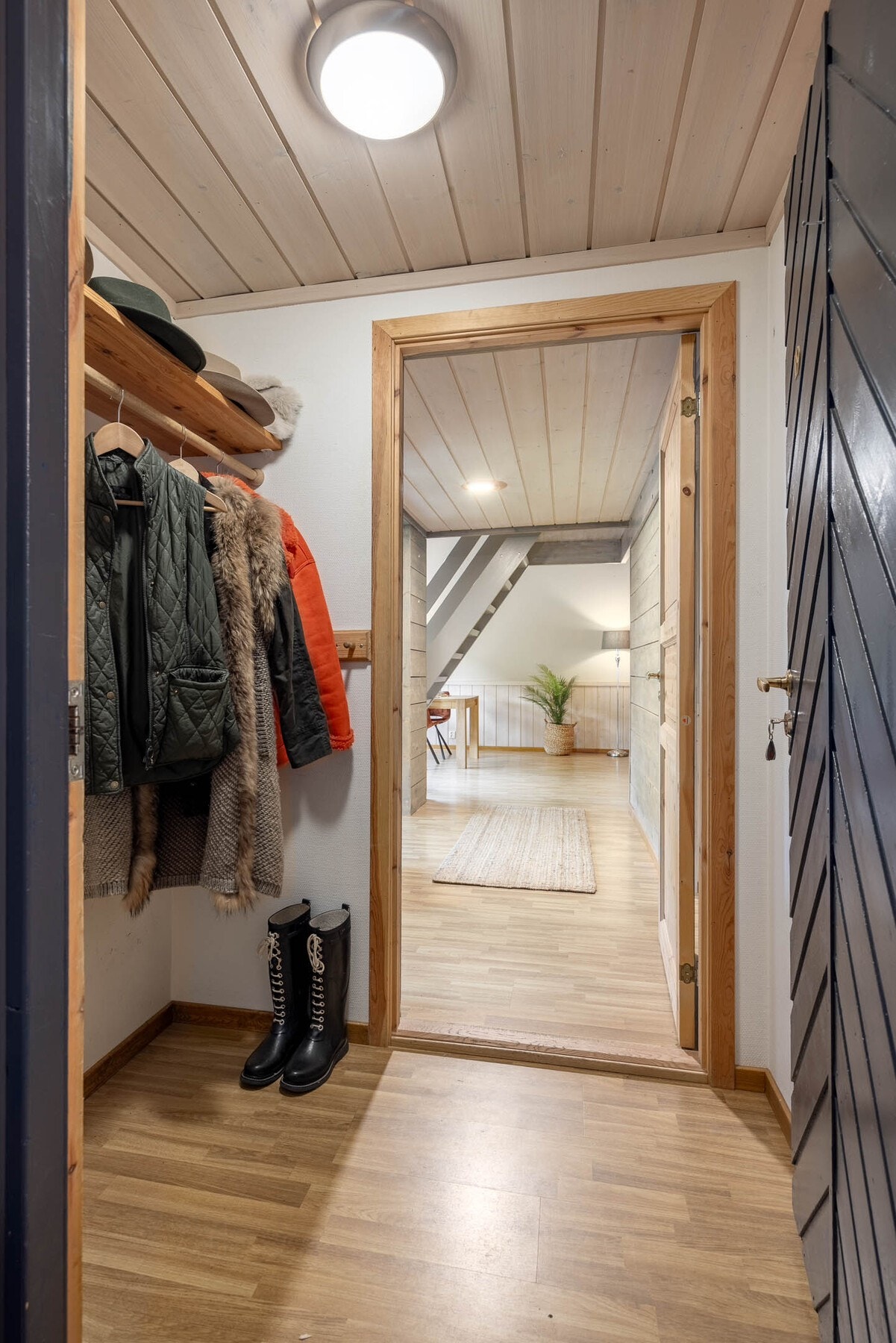 Entré med god plass for garderobeløsning. Galleribilde