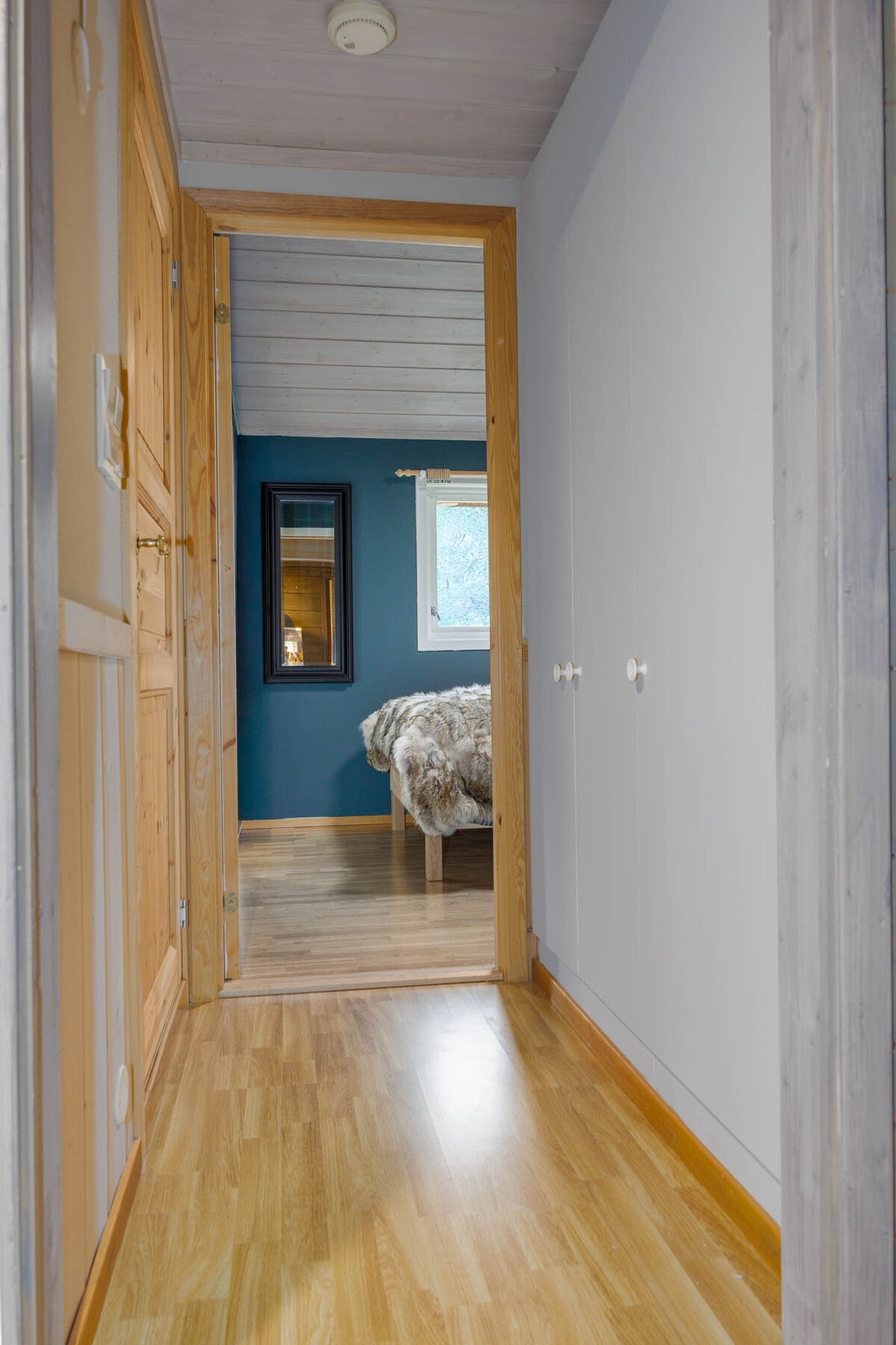 Fra hovedsoverommet er det mellomgang til praktisk garderobeløsning og leilighetens andre bad. Galleribilde