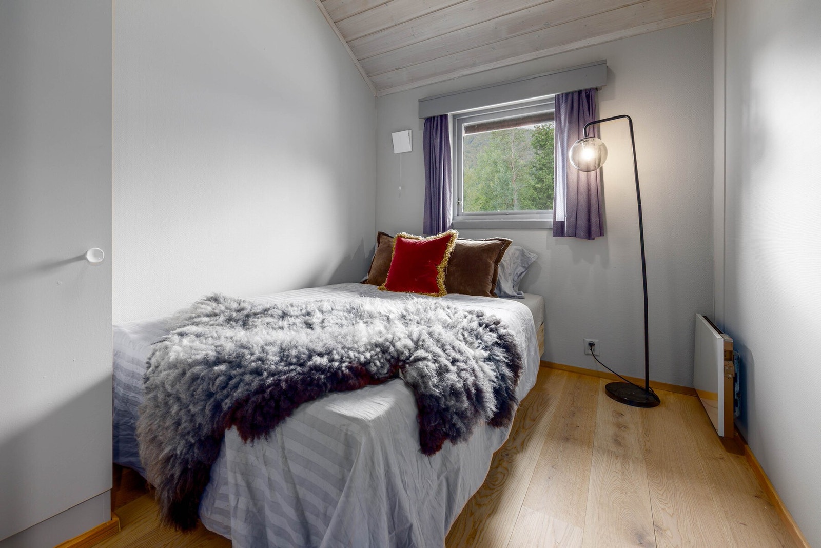 Soverommet er innredet med dobbeltseng og garderobeskap. Galleribilde