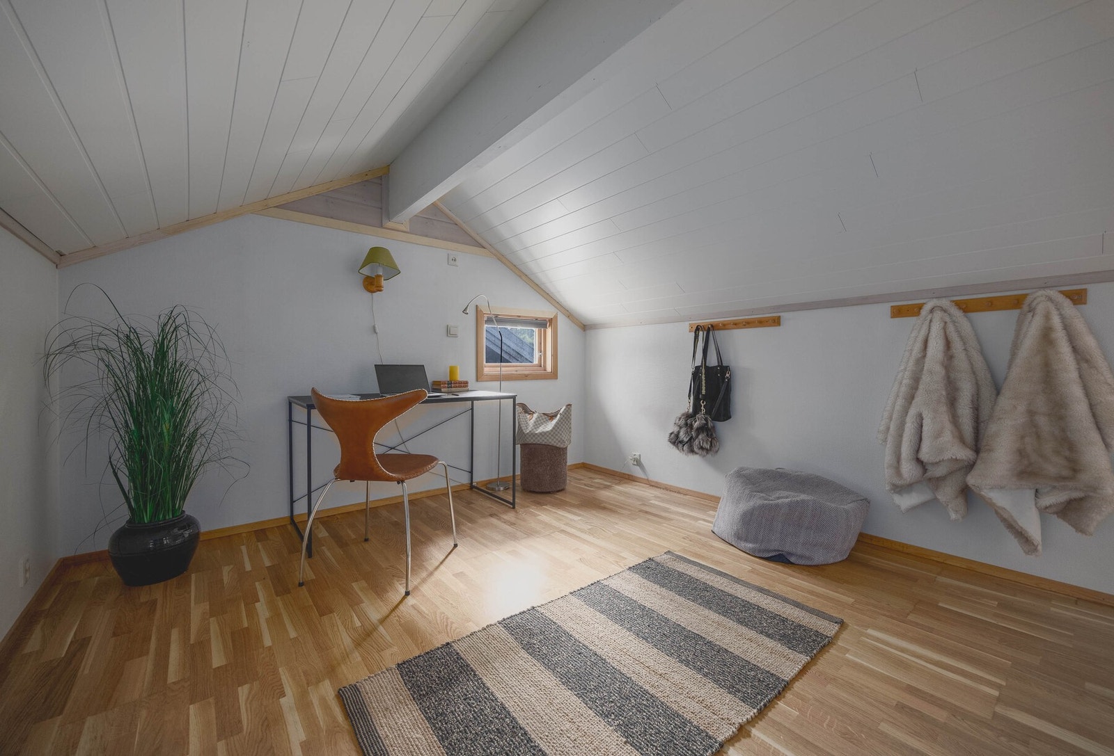 Stor og praktisk hems innredet som kontor. Merk at rømningsveien / vinduet ikke tilfredsstiller dagens krav til rømning. Galleribilde