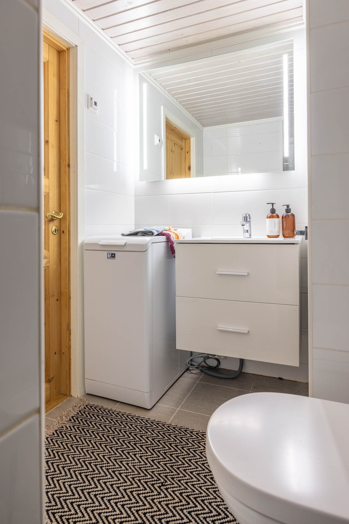 Det er utstyrt med toalett, dusjnisje samt opplegg for vaskemaskin. Galleribilde