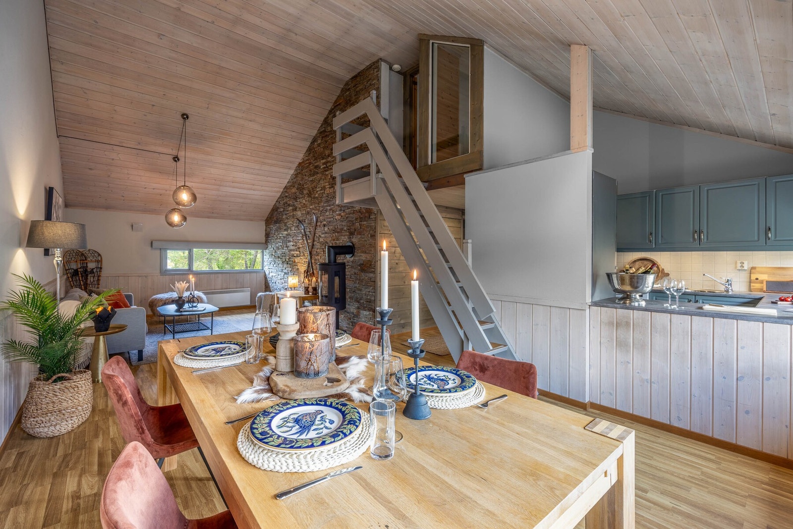 I stuen er det god plass til en god sofagruppe og stor spisegruppe. Praktisk åpen planløsning mot kjøkken. Galleribilde