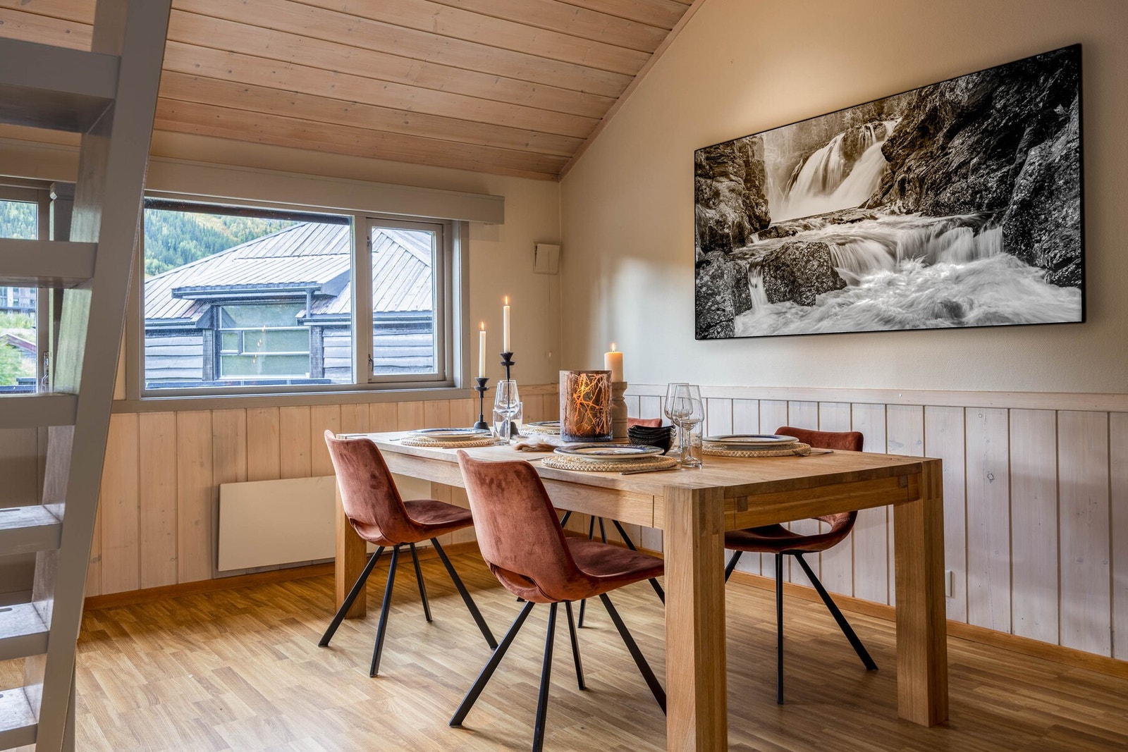 Vindusflater som slipper inn behagelig, naturlig lys til stue og kjøkken. Galleribilde