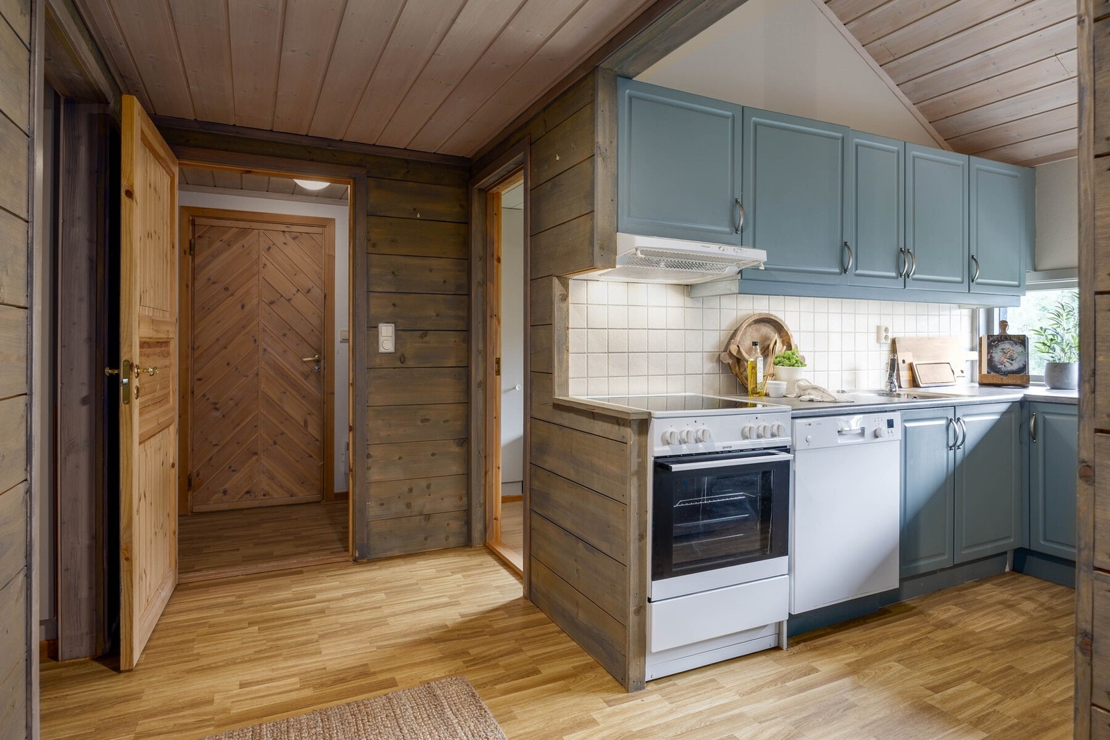 Fra kjøkkenet har man tilgang til leilighetens første soverom. Galleribilde