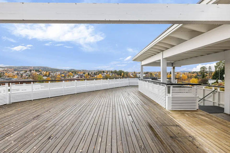 Borettslaget har en stor, felles takterrasse, hvor det blir satt ut sittebenker på sommerstid. Det er fritt og fint utsyn. Galleribilde