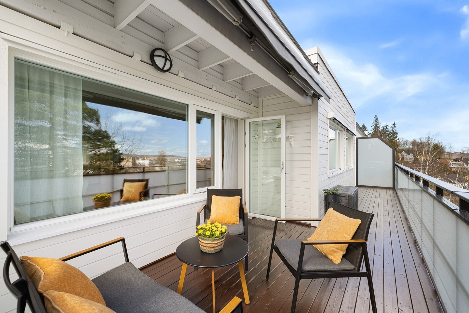 Fra stuen er det utgang til overbygd balkong på 18 m² med gode solforhold og nydelig utsikt. Galleribilde