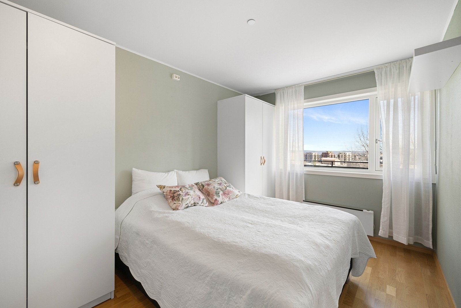 Hovedsoverommet har god plass til en dobbeltseng, samt at det er satt inn to klesskap. Galleribilde