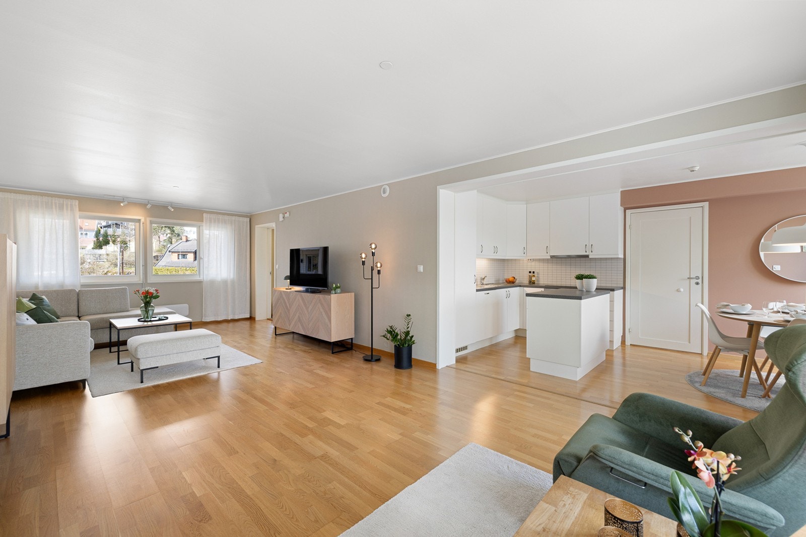 Perfekt leilighet for deg som er på utkikk etter en sentral leilighet, med store rom, 3 garasjeplasser og utsikt! Galleribilde