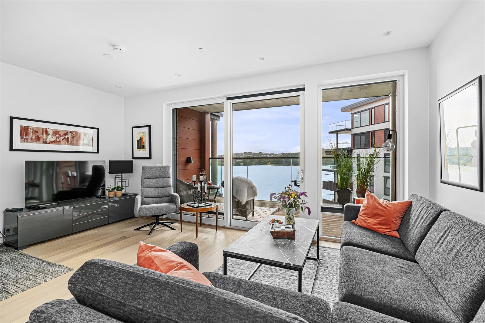 Velkommen inn! Leiligheten har en praktisk planløsning med en åpen stue/kjøkkenløsning, entre/mellomgang, 2 soverom, samt bad/vaskerom. I stuen og kjøkkenet har du nydelig utsikt utover sjøen. Galleribilde