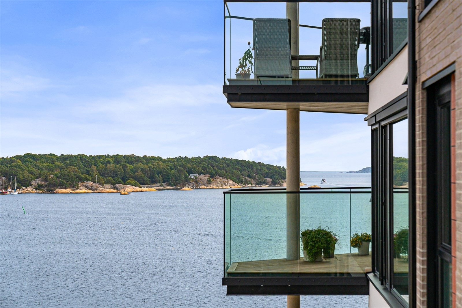 Fra balkongen kan du se gjennom sundet og ut mot havet! Galleribilde