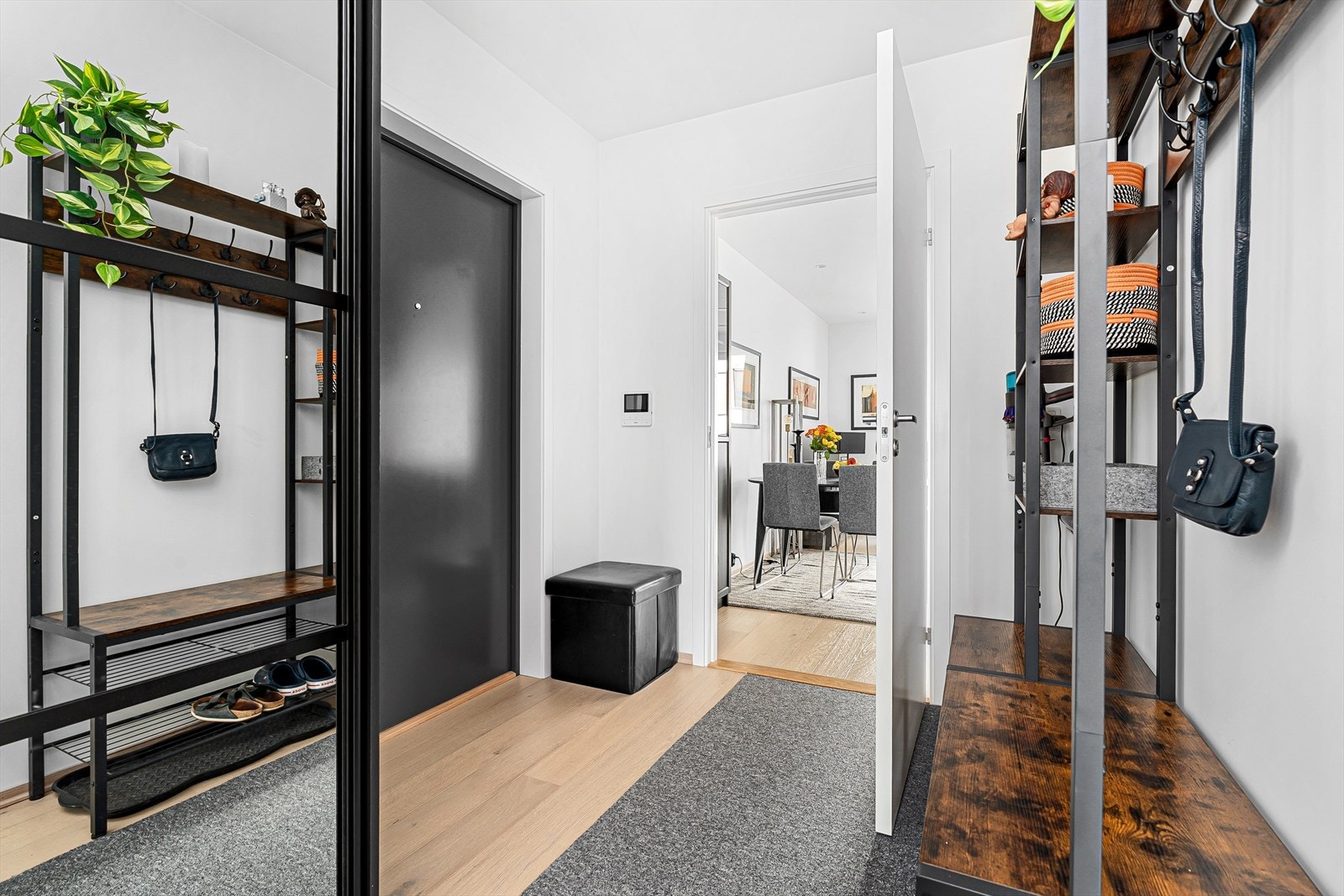 I entreen er det satt opp en skyvedørsgarderobe fra Amiga med speilfronter. Du har forøvrig porttelefon med kamera, samt mulighet til å slippe venner og familie enkelt inn i garasjekjelleren hvor det finnes gjesteparkeringsplasser. Galleribilde