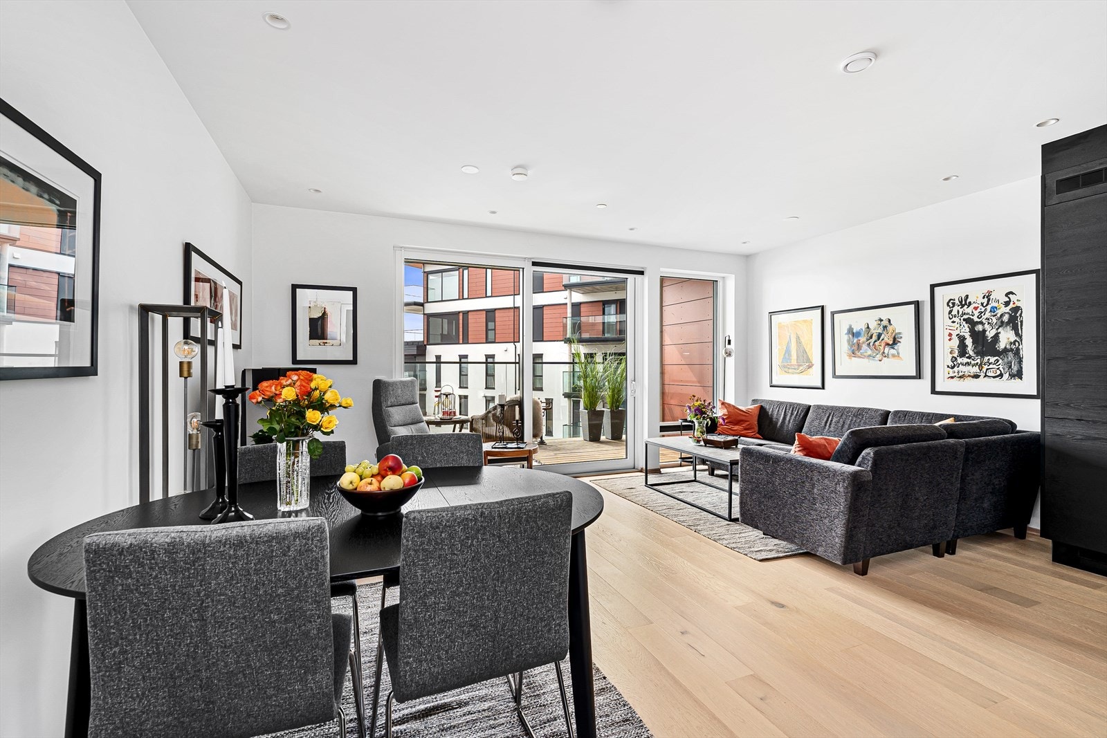 I den åpne stue/kjøkkenløsningen har du plass til ulike møbleringssoner, med en spisesone, tv- og sofasone, samt plass til godstolen. I tillegg til utvendige screens har nåværende eier montert innvendig opp/ned plissegardiner i stuen. Galleribilde