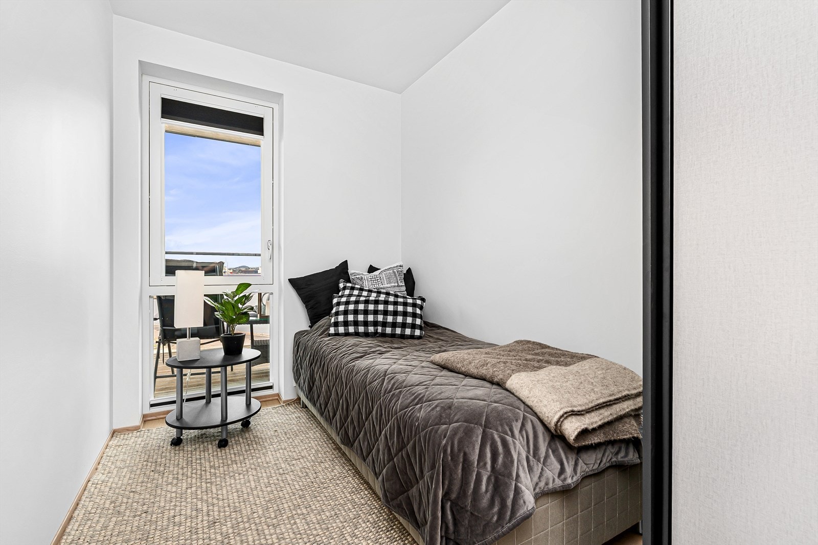 Soverom nr. 1 har plass til seng med tilhørende nattbord, samt garderobeløsning. Nåværende eiere har spesialbestilt solskjerming på begge soverommene i tillegg til at det er satt inn fastmonterte garderobeskap fra Amiga. Galleribilde