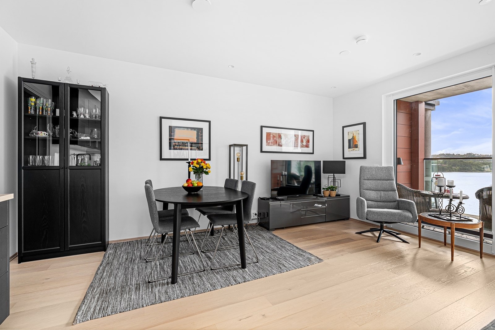 Leiligheten er gjennomgående lys og innbydende med 1-stavs parkett på gulv, samt ellers slette malte overflater på vegger og i himlinger hvor det er downlights. Galleribilde