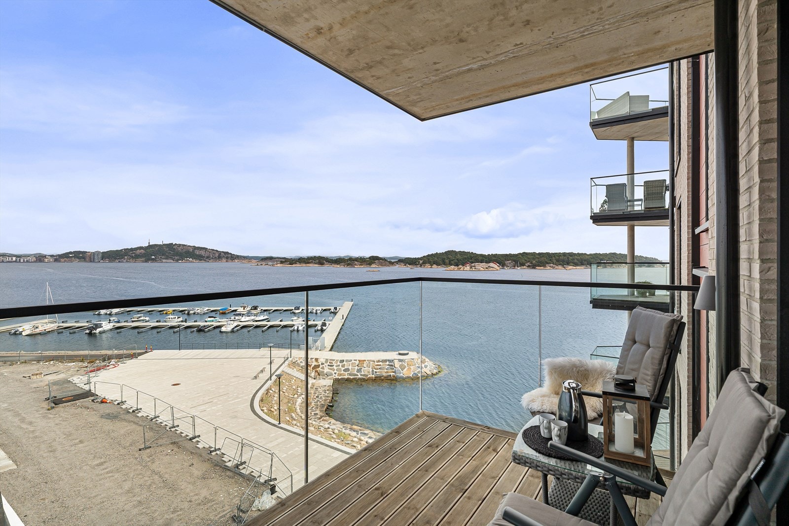 Fra den andre balkongen har du også nydelig utsikt utover sjøen, mot Bragdøya og videre mot Odderøya. Lumber båthavn ligger like nedenfor og her er det fortsatt ledige båtplasser til salgs. Galleribilde