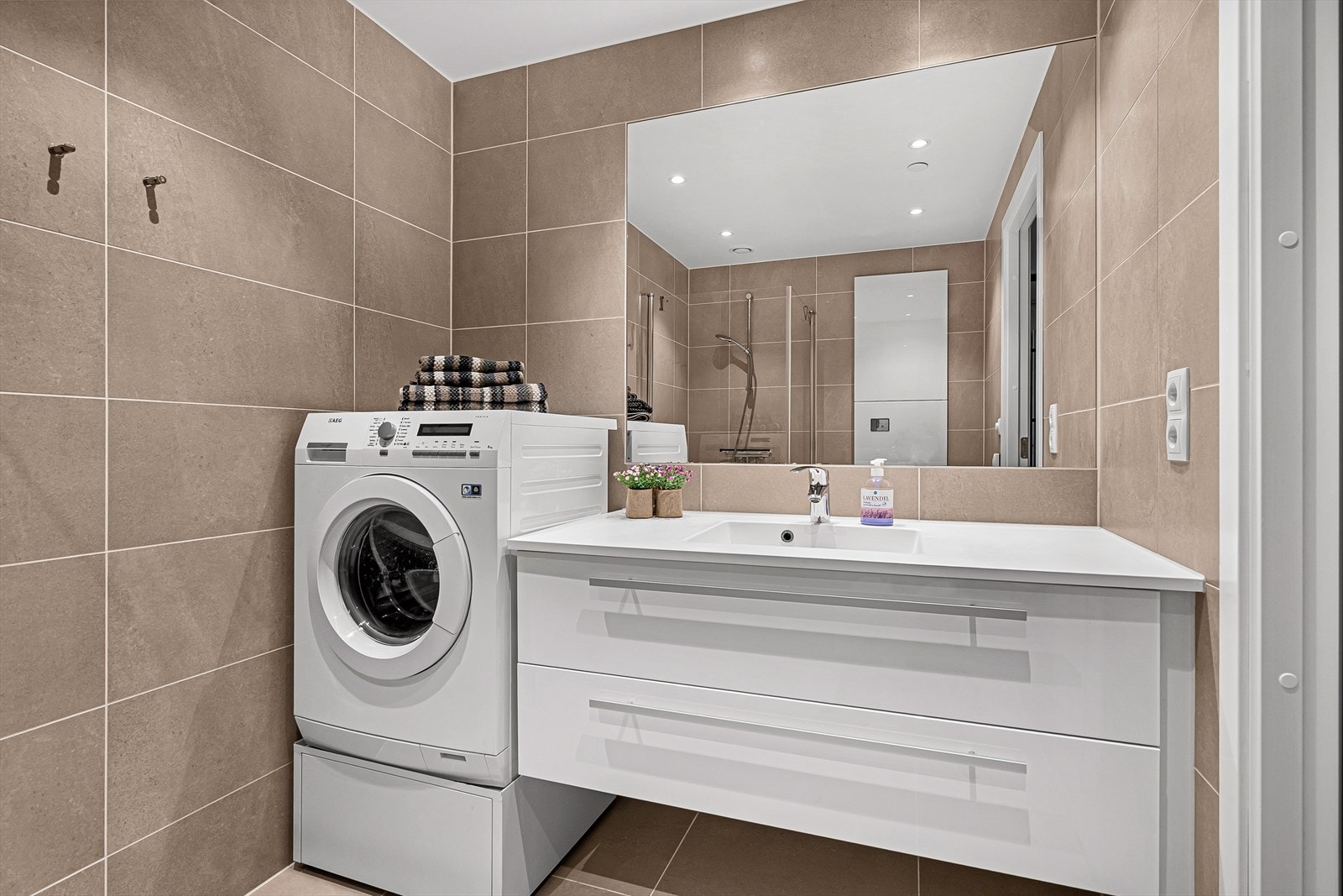 Det er forøvrig avsatt plass og opplegg for vaskemaskin/tørketrommel. Galleribilde