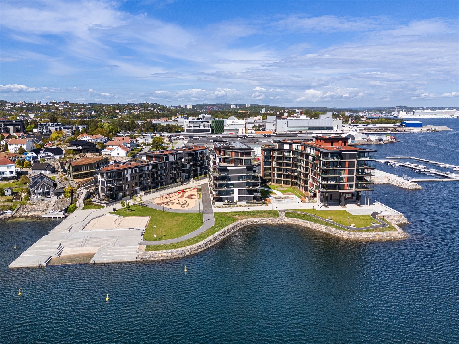 Leiligheten ligger i bygget lengst til høyre, i byggets 5. etg. Tenk å flytte hit, helt ved sjøkanten, spasere langs promenaden, ta deg et bad, spille sandvolleyball eller rusle videre til båten som ligger like ved? Galleribilde