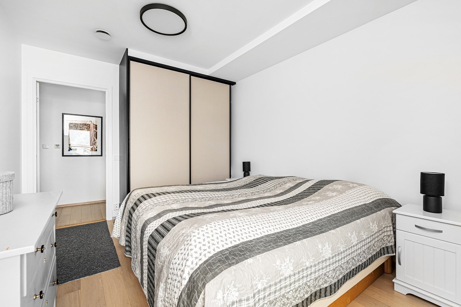 Soverom nr. 2 er hovedsoverommet hvor du har plass til dobbeltseng med tilhørende nattbord, samt gaderobeskap. Du har også direkte utgang herfra til balkong nr. 2. Galleribilde