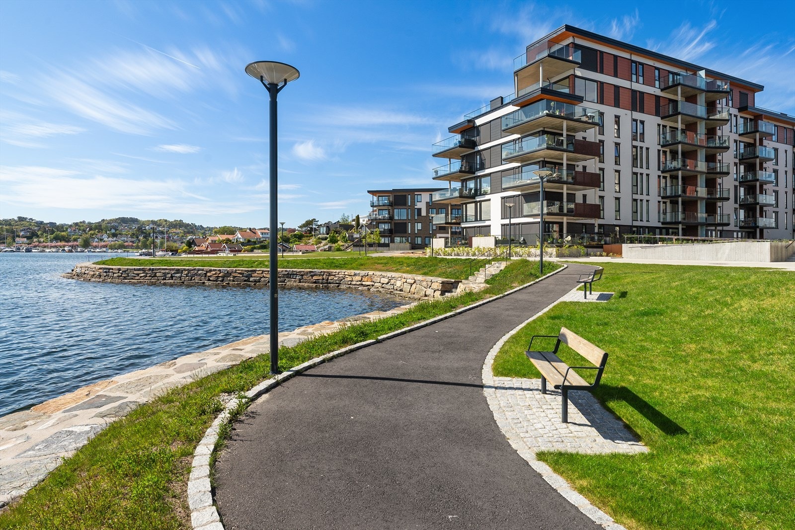 Langs sjøen er det opparbeidet en flott gangsti, som påbegynnelse til en flott promenade. Her er det flere sitteområder, gressplen og annen beplantning. Galleribilde