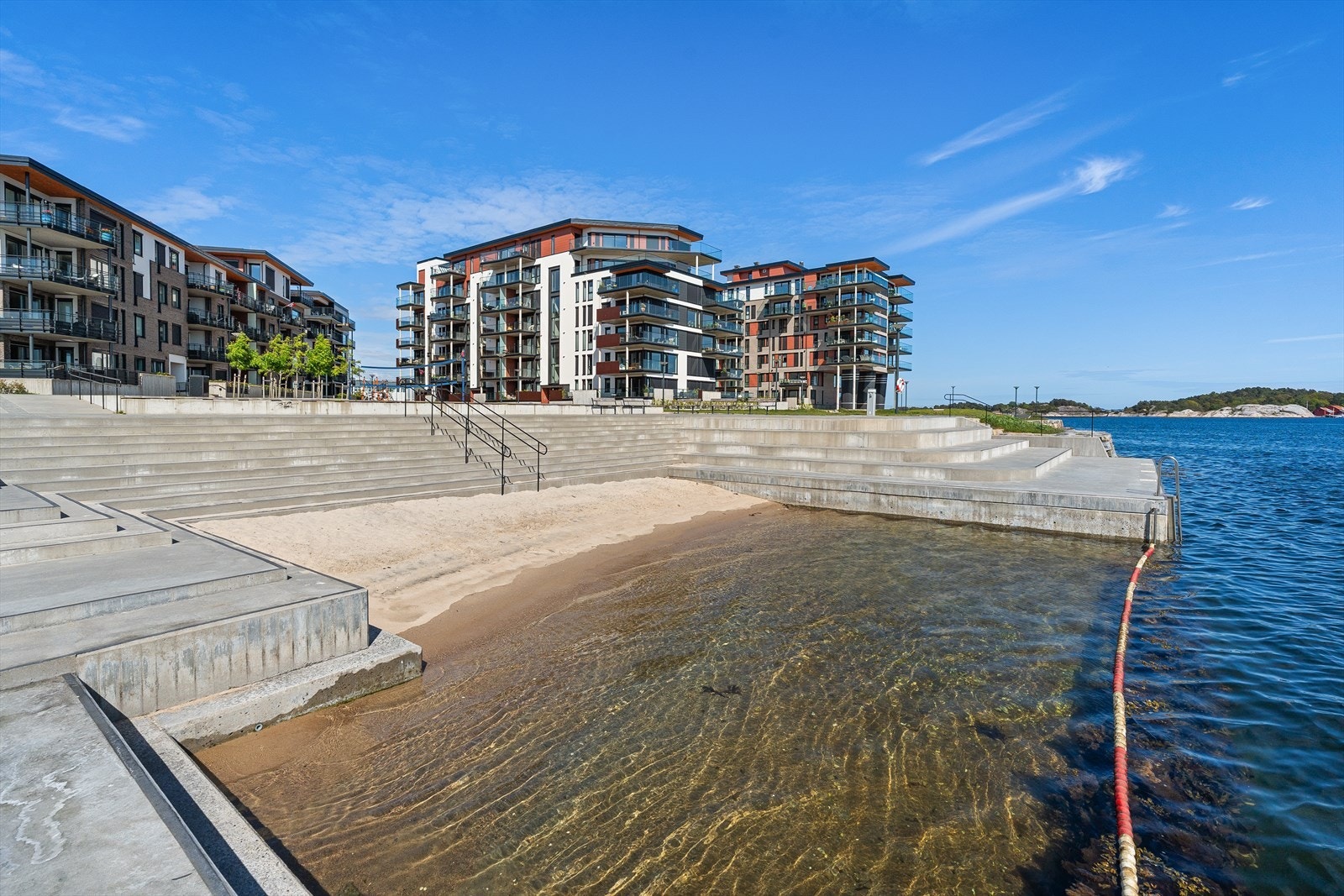 Du finner også badestrand og badeplasser langs promenaden. Videre finnes det en sandvolleyballbane og lekeplass til felles bruk. Galleribilde