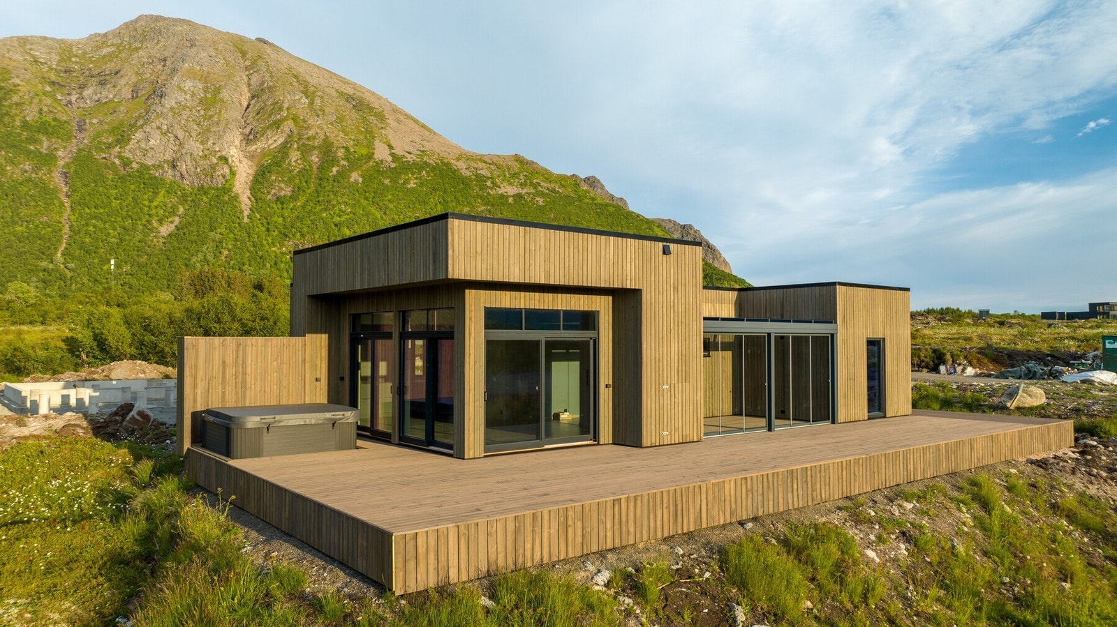 Delikat hytte fra 2024 med spektakulær utsikt på Lyngvær i Lofoten. Her er det 3 soverom, stor stue/kjøkken, 2 bad og innglasset balkong. Galleribilde