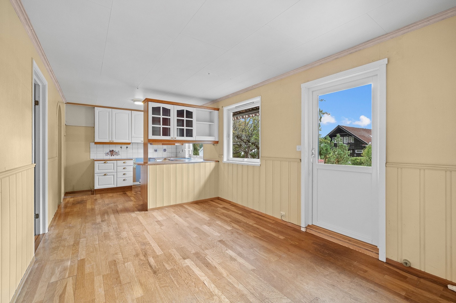 Kjøkken i delvis åpen løsning fra stuen. Galleribilde