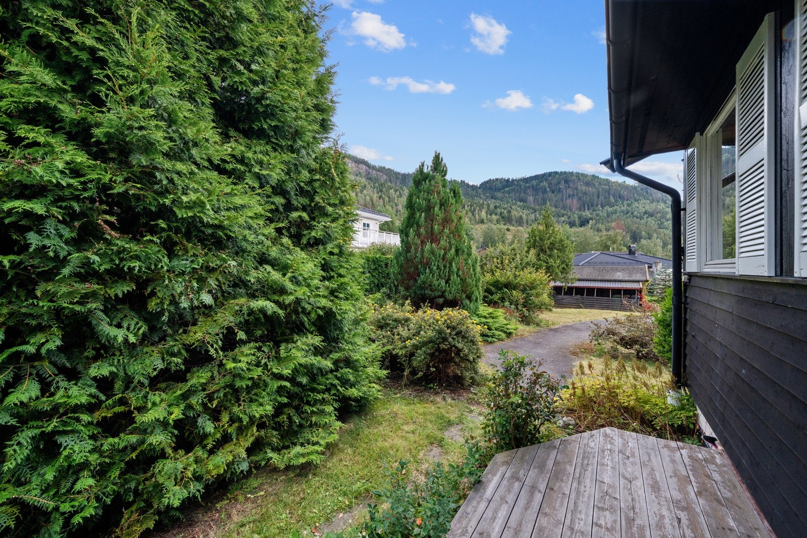 Boligen ønsker deg velkommen via et hyggelig inngangsparti med terrasseplatting på ca. 4m². Galleribilde
