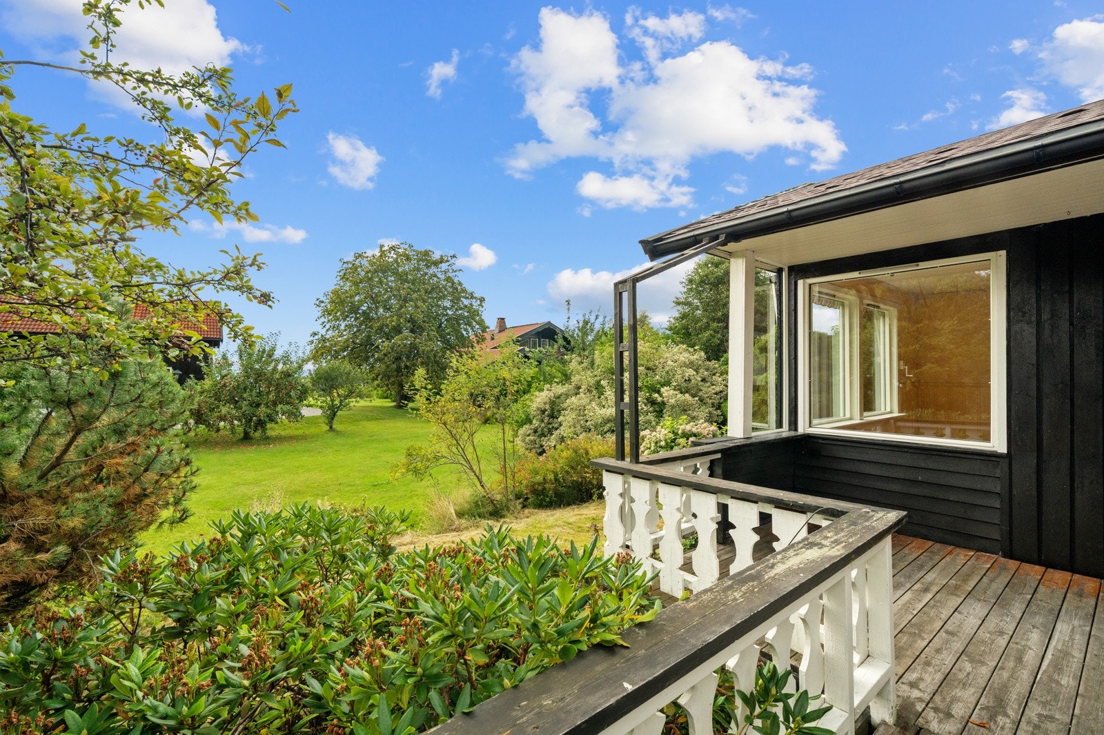 Her bor du skjermet og barnevennlig til, med gode solforhold og kort vei til både marka og bynære fasiliteter Galleribilde