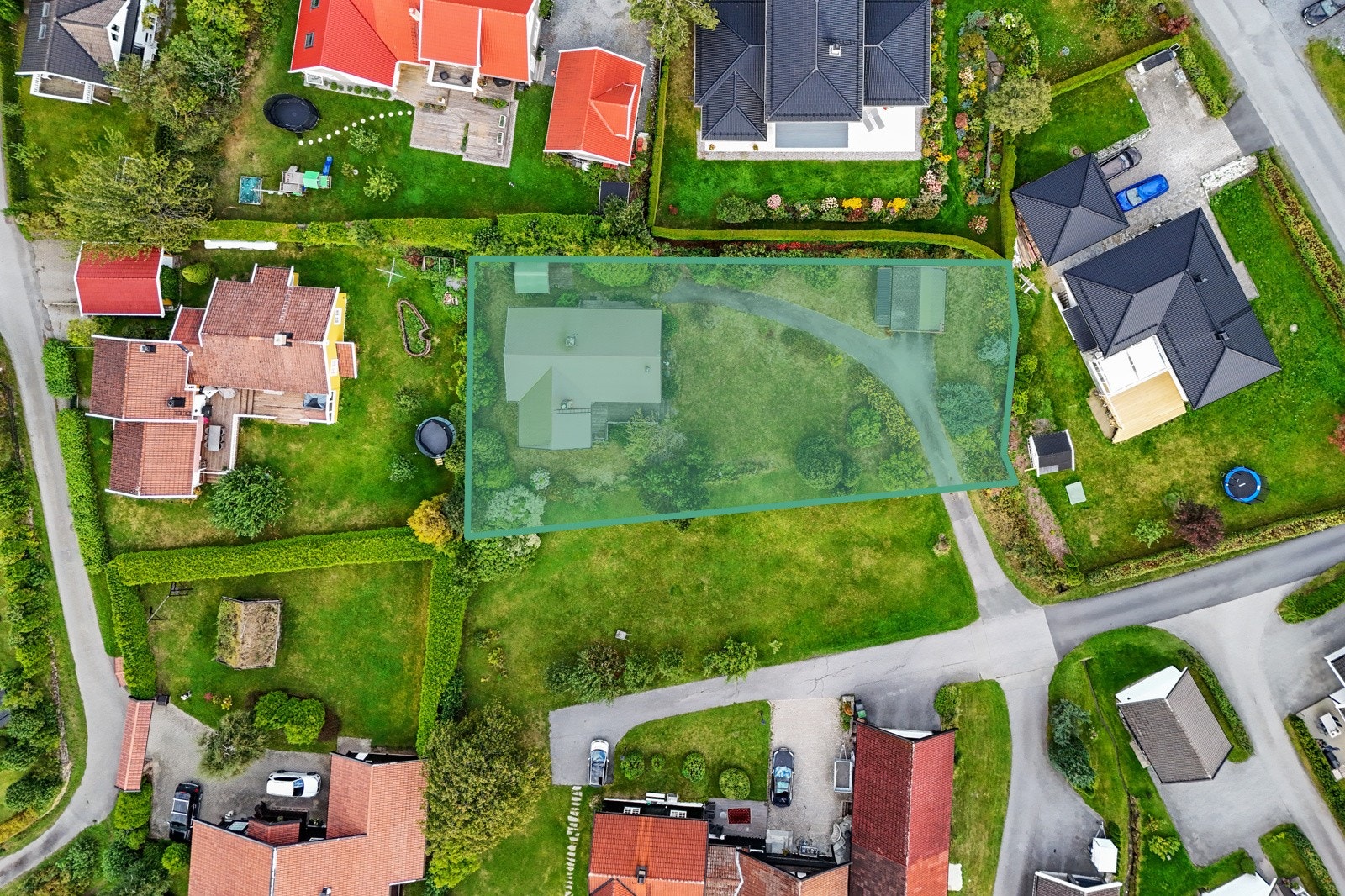 En innholdsrik enebolig med stor, solrik hage, enkelgarasje og landlig beliggenhet Galleribilde